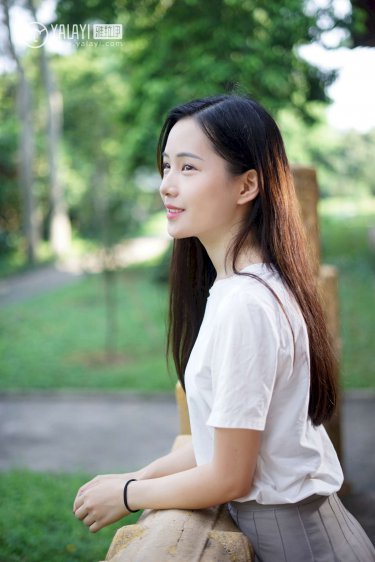 女生在小便高清圖